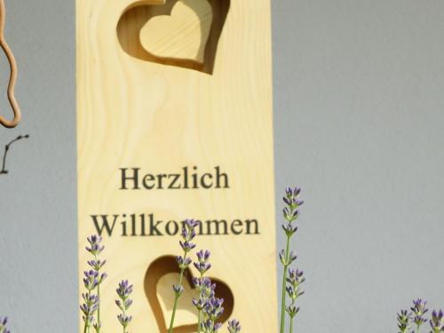 ゼールバッハにあるFerienwohnungen Braunの伝統文字と柳の看板