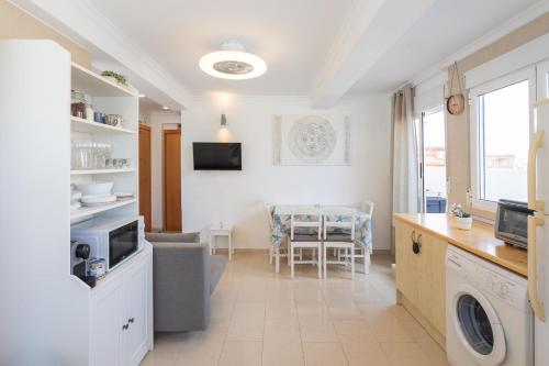 a kitchen and living room with a dining room at Seaview Apartment N12 in El Perelló