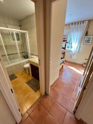 une salle de bain avec toilettes, lavabo et miroir dans l'établissement Casa Caliche, à Madrid