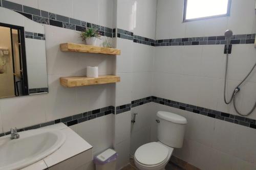 een badkamer met toilet, wastafel en douche bij Samed Hotel in Ko Samed