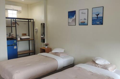 een kamer met 2 bedden en een spiegel bij Samed Hotel in Ko Samed