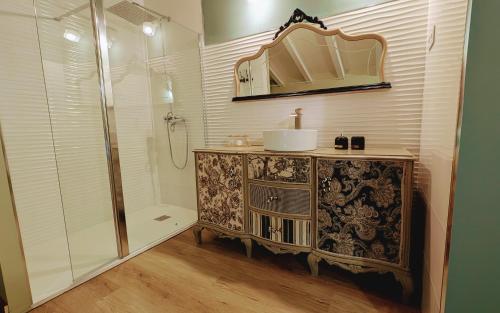 a bathroom with a sink and a shower at Loft el Pasaje Secreto in Solórzano