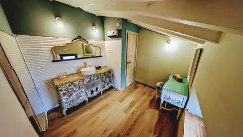 an overhead view of a bathroom with a sink and a mirror at Loft el Pasaje Secreto in Solórzano