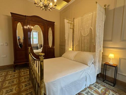 Ένα ή περισσότερα κρεβάτια σε δωμάτιο στο Monreal Boutique Townhouse - R024RM4