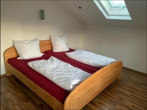 Un dormitorio con dos camas con almohadas blancas. en Ferienwohnung Haus Eckert, en Höchenschwand