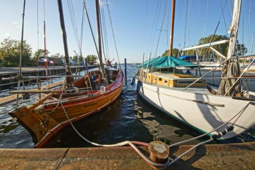 MönkebudeにあるApartment am Stettiner Haffの水上の桟橋に停泊した船2隻
