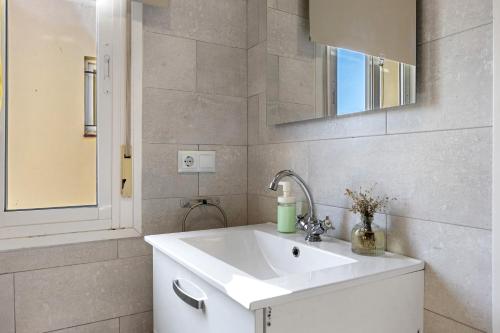 Ένα μπάνιο στο Villa Manoli