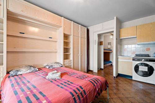 Giường trong phòng chung tại Studio à 200m de la plage