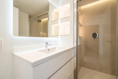 カラ・ミラーにあるApartamento las palmeras 1の洗面台とシャワー付きの白いバスルーム