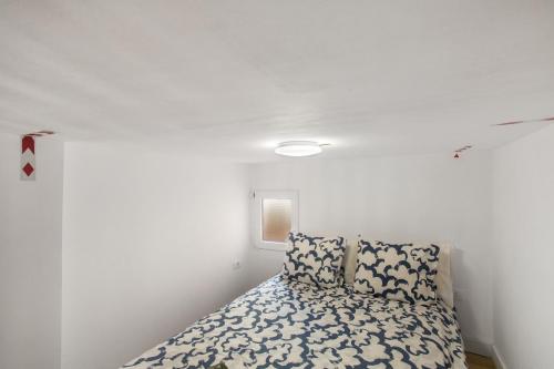 ein kleines Schlafzimmer mit einem Bett in einem Zimmer in der Unterkunft Loft Noemi - La Aldea in San Nicolás