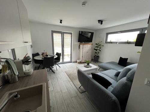 una sala de estar con un sofá y una mesa en P und P Apartment Deluxe, en Muhr amSee