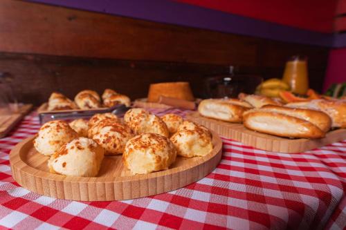 einen Tisch mit Platten aus Brot und Gebäck in der Unterkunft Pousada Viver Búzios in Búzios