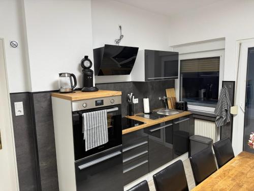 Kuchyň nebo kuchyňský kout v ubytování Frankfurter 21 Haus - 2 WE, 2 Küchen, 2 Bäder, 6 SZ, 19 Betten