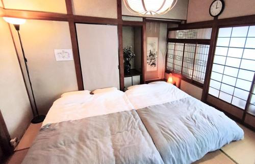 Ένα ή περισσότερα κρεβάτια σε δωμάτιο στο Wahori - A Traditional Japanese Guesthouse