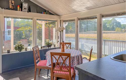 Fotografija u galeriji objekta 1 Bedroom Awesome Home In Blomstermåla u gradu Blomstermåla