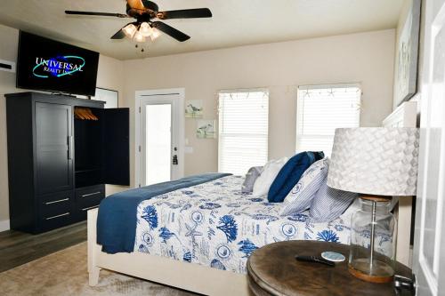 a bedroom with a bed and a ceiling fan at Paradise Vibes in Bolivar Peninsula