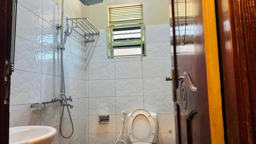 Koupelna v ubytování Two-bedroom unit in Mubende Town