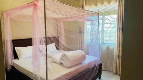 Postel nebo postele na pokoji v ubytování Two-bedroom unit in Mubende Town