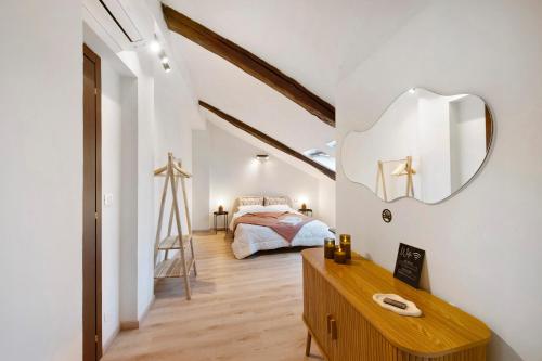 Un dormitorio con una cama y un espejo en la pared. en La Scaletta, en Biella