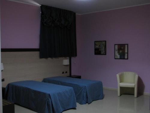 Łóżko lub łóżka w pokoju w obiekcie Albergo Roma