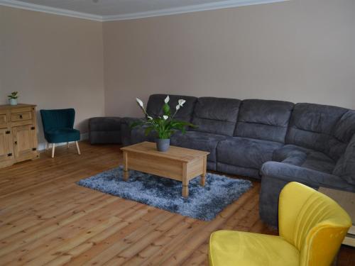 DunragitにあるFarmhouseのソファとコーヒーテーブルのあるリビングルーム