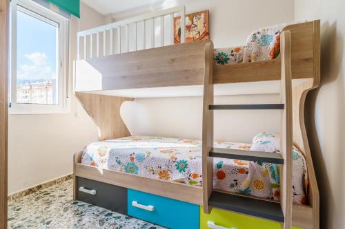 Litera en habitación infantil con litera en habitación compartida en Apartamento Carmen, en Fuengirola