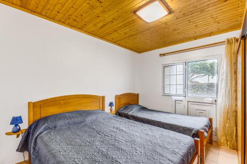 São MateusにあるRetiro dos Cabritosのベッド2台と窓のある寝室