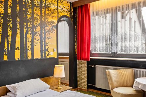 バート・ヴィルドゥンゲンにあるPension Wollmertのベッドルーム1室(ベッド1台、椅子、窓付)