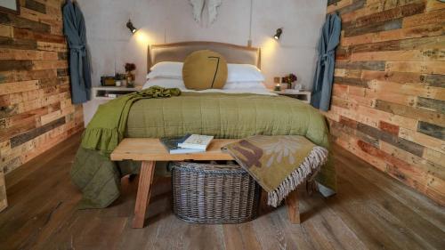 Un dormitorio con una cama con una mesa al lado. en Host & Stay - Tin Bath, en Aller