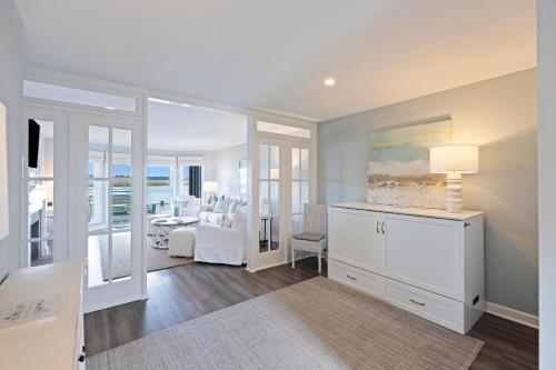 - un salon avec une chambre blanche offrant une vue sur l'océan dans l'établissement BMV1903: 1903 Bohicket Marina Villa, à Seabrook Island