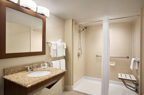 リトルロックにあるComfort Inn & Suites Presidentialの洗面台とシャワー付きのバスルーム