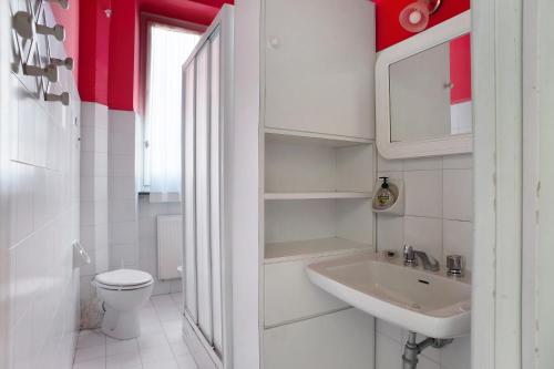 Un baño blanco con lavabo e inodoro. en Casa Fantoni, en Levanto