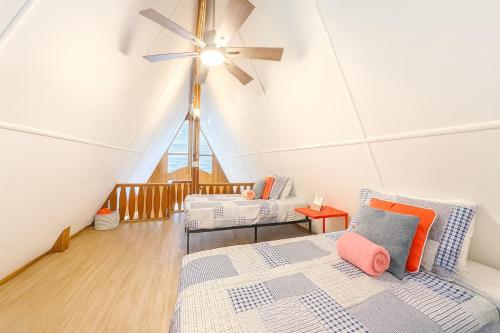 Zimmer im Dachgeschoss mit 2 Betten und einem Deckenventilator in der Unterkunft Cottage-pvt Lake & Pool Access Near Disney Wporch in Castle Hill