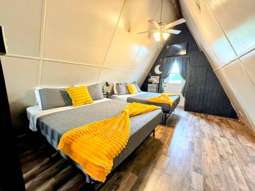 Postel nebo postele na pokoji v ubytování Hook's Cabin- Lake & Pool Near Disney A-frame