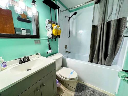 Koupelna v ubytování Hook's Cabin- Lake & Pool Near Disney A-frame