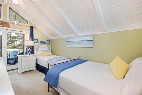 Un dormitorio con dos camas y una ventana. en SL919: 919 Sealoft, en Seabrook Island