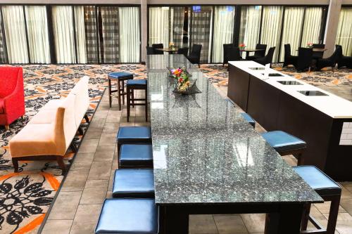 Posezení v ubytování The Great Rivers, an Ascend Collection Hotel