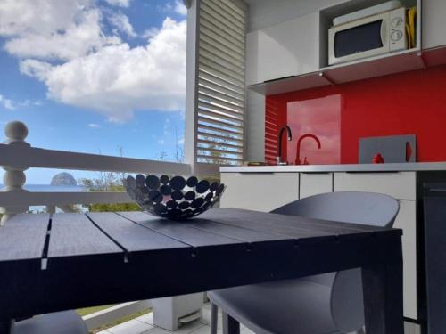 ル・ディアマンにあるTi-Cherry vue merのキッチン(テーブル、ボウル付)