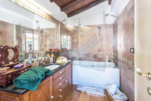 un bagno con vasca, lavandino e vasca da bagno di Ca dei gruppi a Cicagna