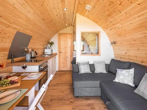 ein Wohnzimmer mit Couch und Küche in der Unterkunft Scenic Bay in Ludgvan