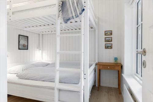 een wit stapelbed in een witte slaapkamer bij TV1695-Jerup-Aaensvej-14 in Bratten Strand