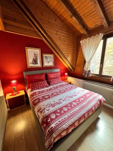 a bedroom with a large bed with red walls at Mandi Mandi a Tarvisio in Tarvisio