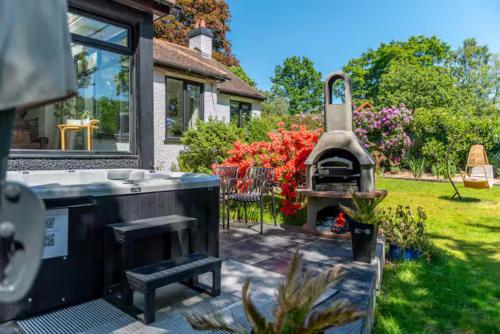 Zahrada ubytování Pass the Keys Acorn Lodge · Luxury Retreat In a Stunning Oasis With Hot Tub