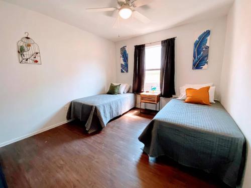 Un dormitorio con dos camas y un ventilador de techo. en Serenity Retreat, Escape The City, Nature, Lake, en Briarcliff