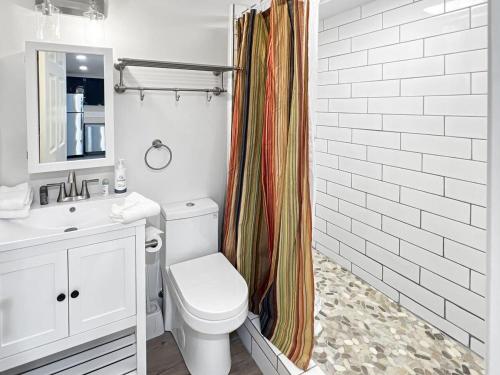 ein weißes Badezimmer mit Toilette und Waschbecken in der Unterkunft Mt Green 1-D09 in Killington Village