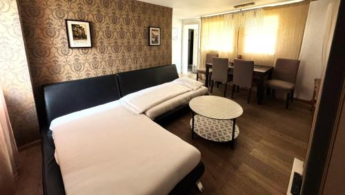 フライブルク・イム・ブライスガウにあるApartment New Englandのベッドとダイニングルームがあるホテルの部屋