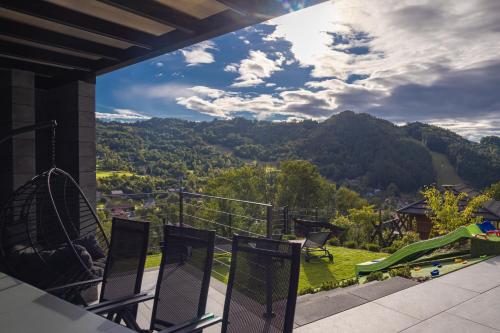 einen Balkon mit Stühlen und Bergblick in der Unterkunft Przestrony apartament z trzema sypialniami - jacuzzi i parking, kącik zabaw dla dzieci w cenie - świetny wybór dla rodzin lub grupy znajomych in Szczawnica