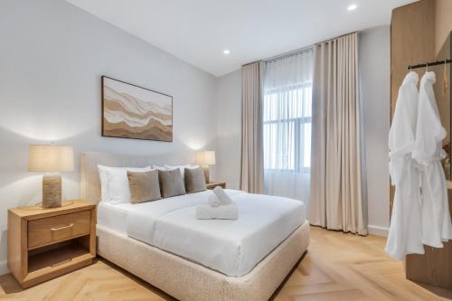 Postel nebo postele na pokoji v ubytování The Khorfakkan Suite by Riviera