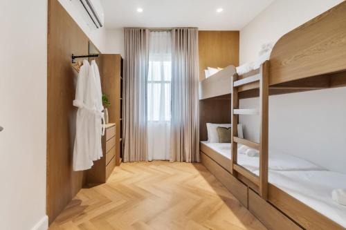 Postel nebo postele na pokoji v ubytování The Khorfakkan Suite by Riviera