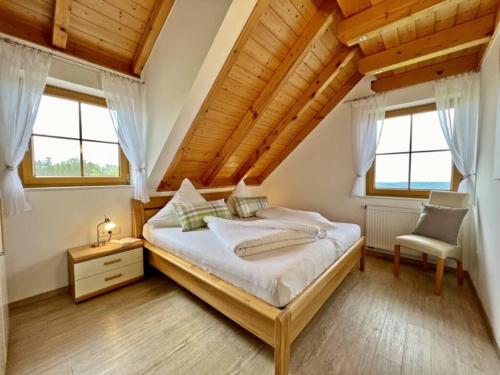 FreiamtにあるFerienhaus Bührerの木製の天井と大きなベッドのある寝室